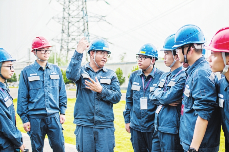 廣東電網東莞供電局變電管理二所檢修一班副班長何滿棠：“以匠人之心，守一畝三分地”