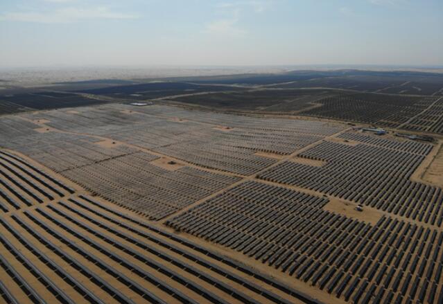 全國(guó)最大沙漠集中式光伏發(fā)電基地在庫(kù)布其沙漠建成