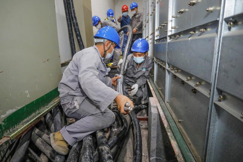 與時(shí)間賽跑，為生命加速 電力員工星夜鏖戰(zhàn)為醫(yī)院用電“增容”
