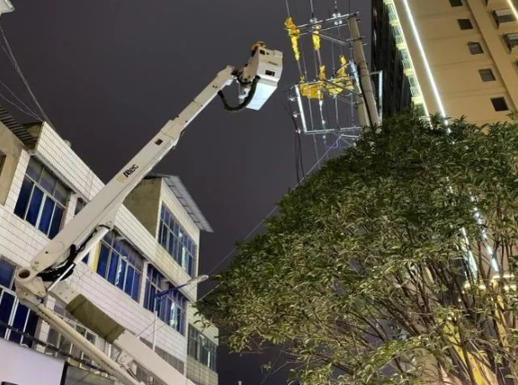 云南電網(wǎng)陸良供電局城區(qū)供電所冬夜搶修，杜絕用電隱患