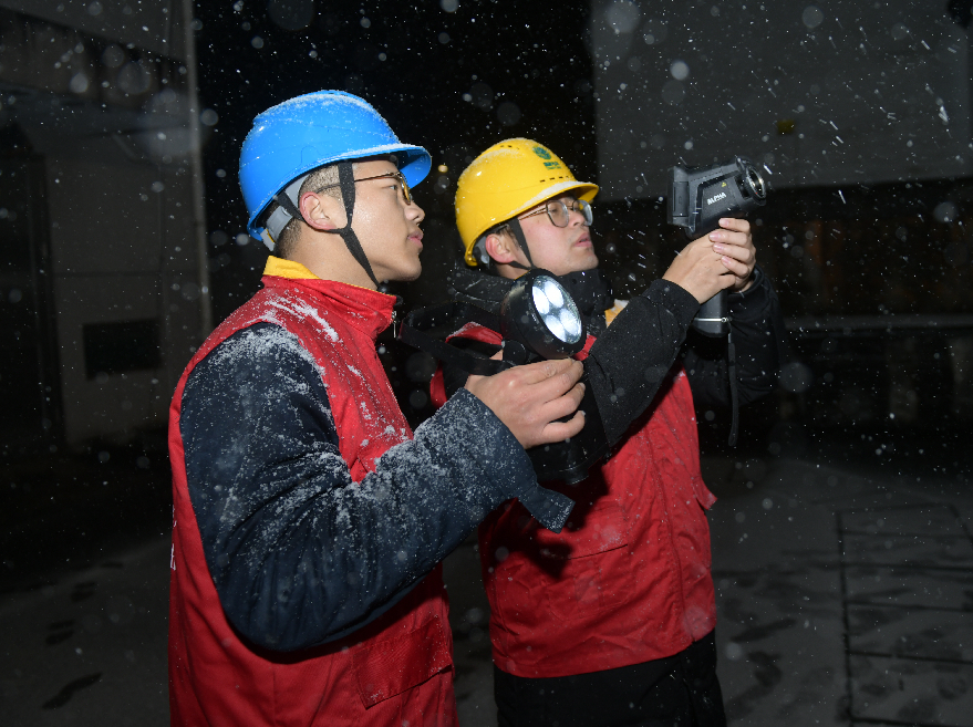 國網余姚市供電公司寒潮來襲“凍”真格，青年黨員守紅山