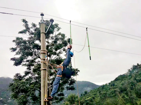 鳳慶供電局三岔河供電所全心全意守光明