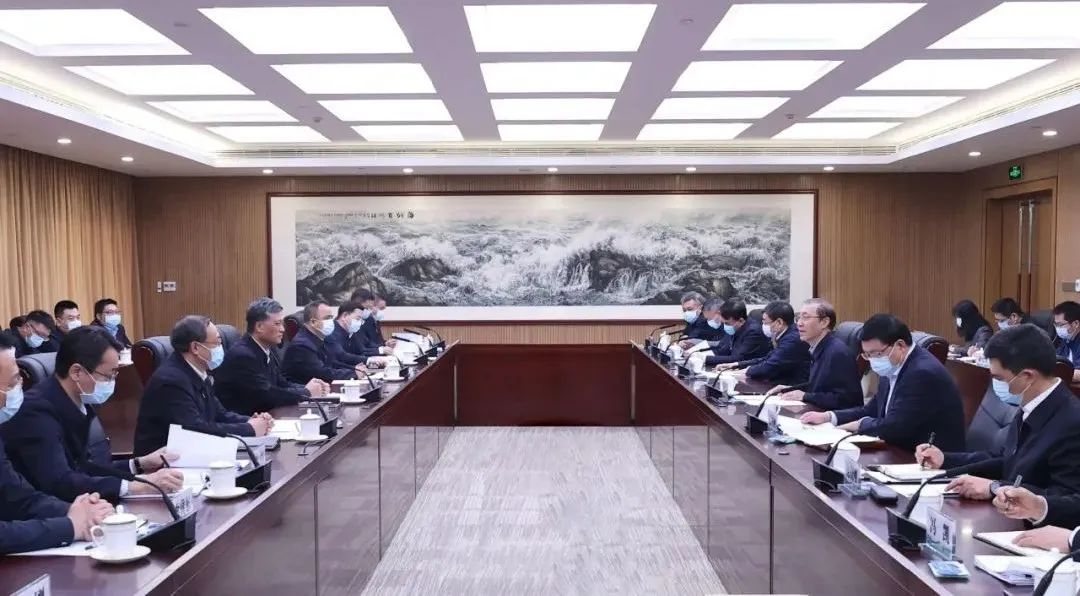 辛保安、張智剛與新疆維吾爾自治區(qū)、新疆生產(chǎn)建設(shè)兵團領(lǐng)導(dǎo)會談