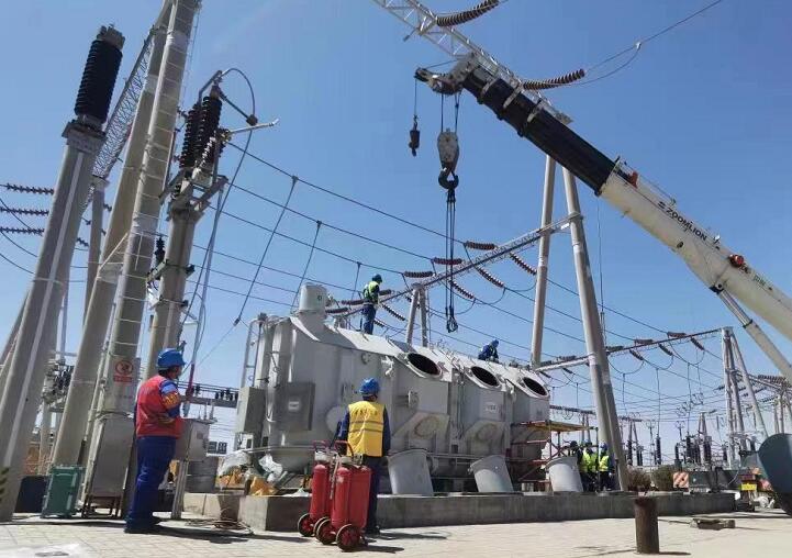 吊罩成功！主變大修工程為“綠色電”保駕護(hù)航