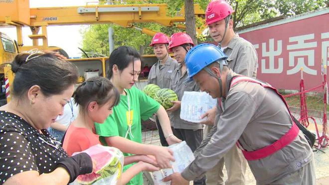 四川什邡：電力工人高溫保電忙，社區(qū)群眾熱情慰問表感謝
