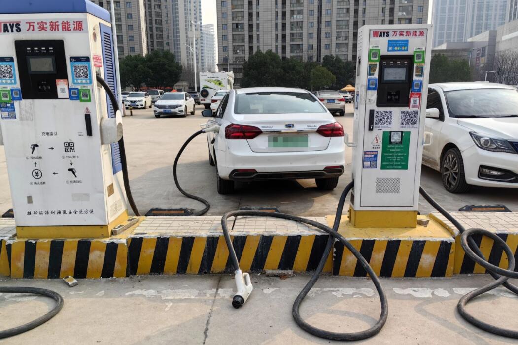 新能源車(chē)充電槍被扔積水中，對(duì)“城市家電”需多加愛(ài)護(hù)