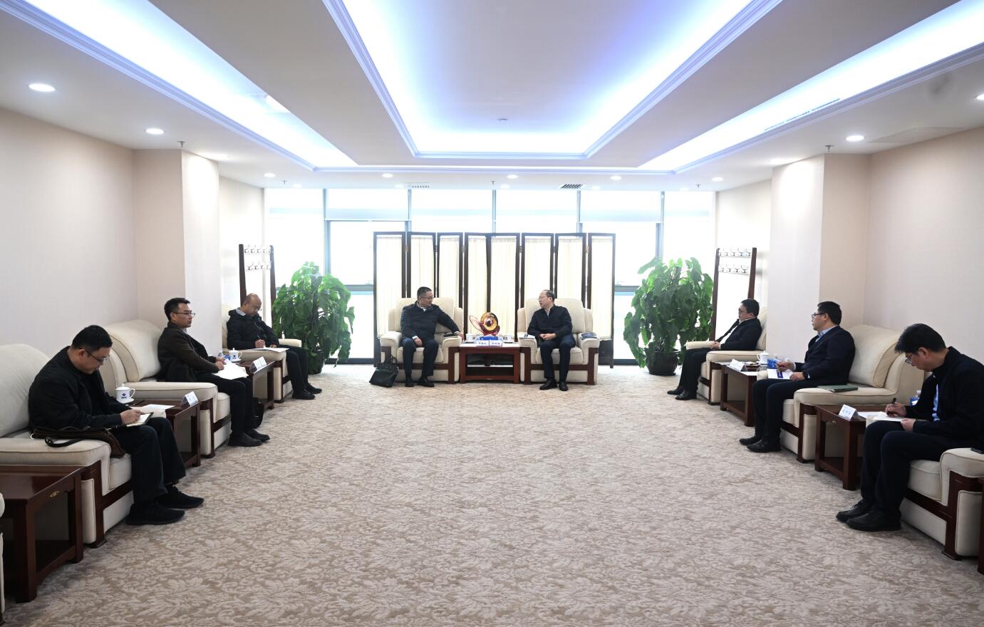 中國電建黨委常委、副總經(jīng)理徐鵬程與西藏開發(fā)投資集團(tuán)黨委書記、董事長祁騰武會(huì)談