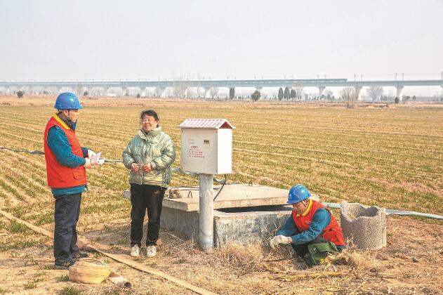 山東省梁山縣：黃河灘區(qū)上，井在地頭，電到井口