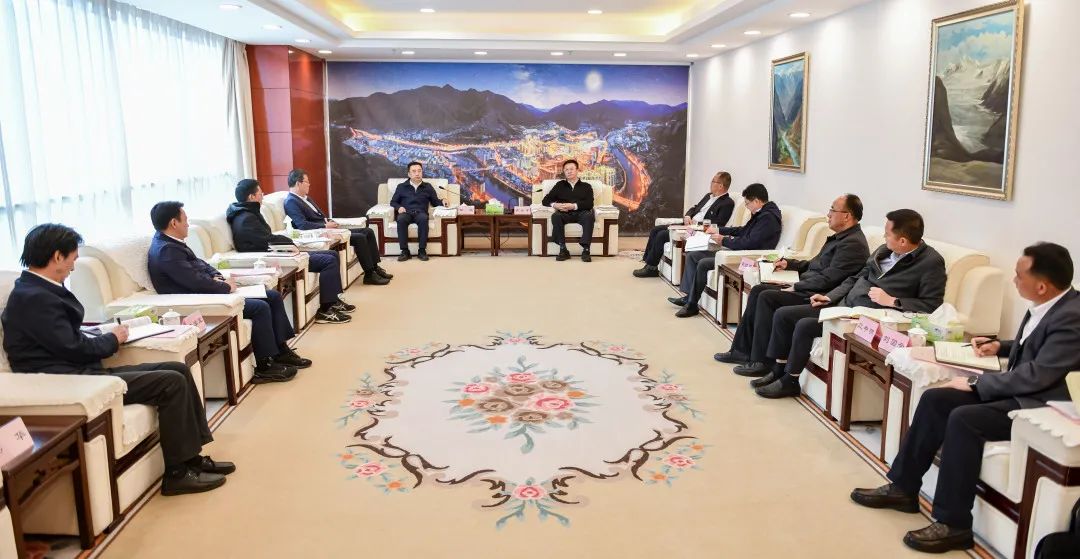 鄒磊與西藏自治區(qū)政府副主席、昌都市委書記龔會(huì)才，昌都市委副書記、市長(zhǎng)羅慶伍會(huì)談