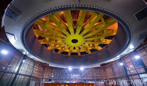 黃河上游在建海拔最高、裝機容量最大的水電站首臺機組定子順利吊裝