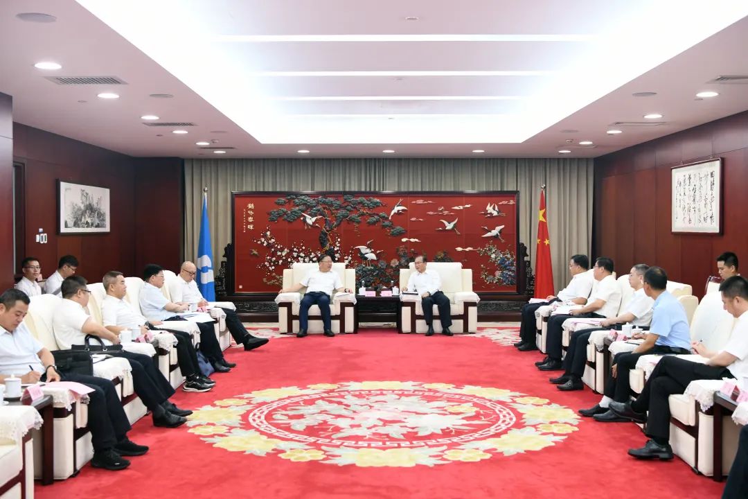 江毅與廣西壯族自治區(qū)人民政府黨組成員、國資委黨委書記秦如培舉行會談