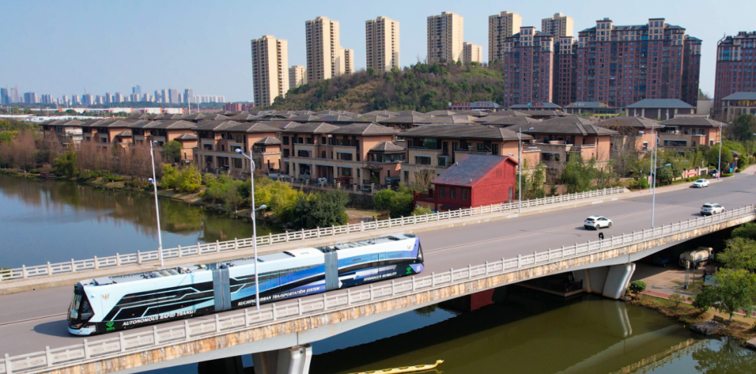 我國自主研制，全球首輛氫能源智軌電車“出?！?