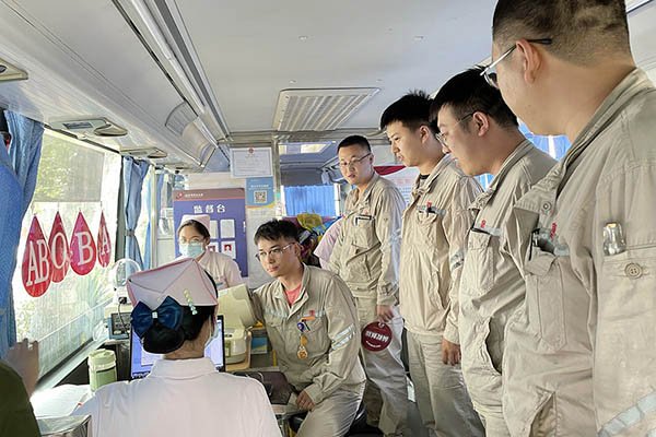 臨汾熱電公司組織“熱血與大愛同流，真情與奉獻同行”無償獻血活動