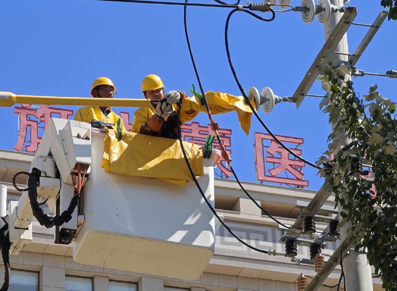 阿拉善供電公司迎夏峰帶電消缺，保醫(yī)電“汗”衛(wèi)民生