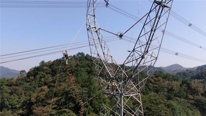 國(guó)網(wǎng)湖南電力公司開(kāi)展500千伏緊湊型線路帶電作業(yè)