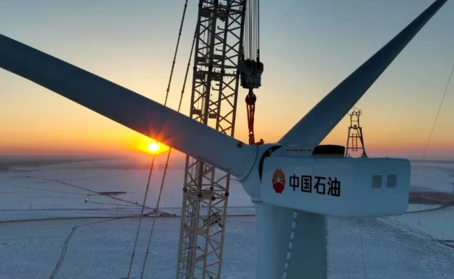 中國石油在建單體規(guī)模最大集中風(fēng)電項(xiàng)目——昂格55萬千瓦風(fēng)電項(xiàng)目首臺風(fēng)機(jī)成功吊裝！