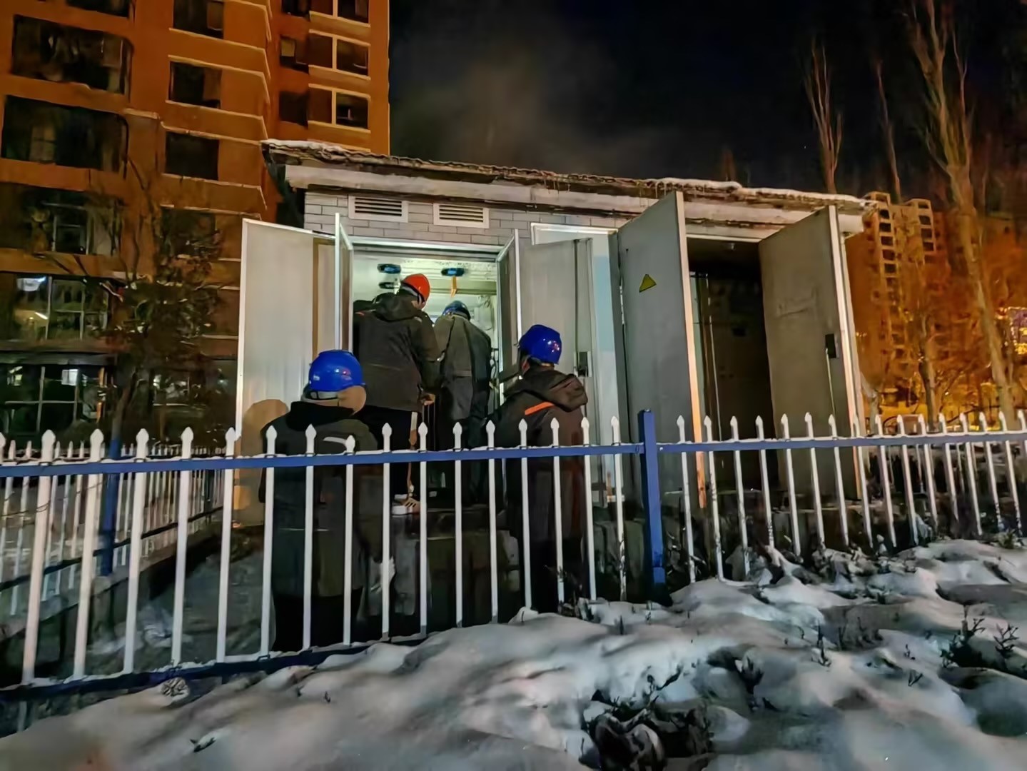 風(fēng)雪來襲入冬寒，電力搶修送溫暖