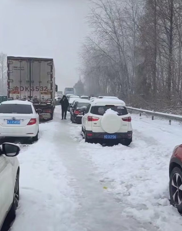 湖北凍雨暴雪導(dǎo)致高速公路堵塞，電動(dòng)汽車再現(xiàn)“趴窩”