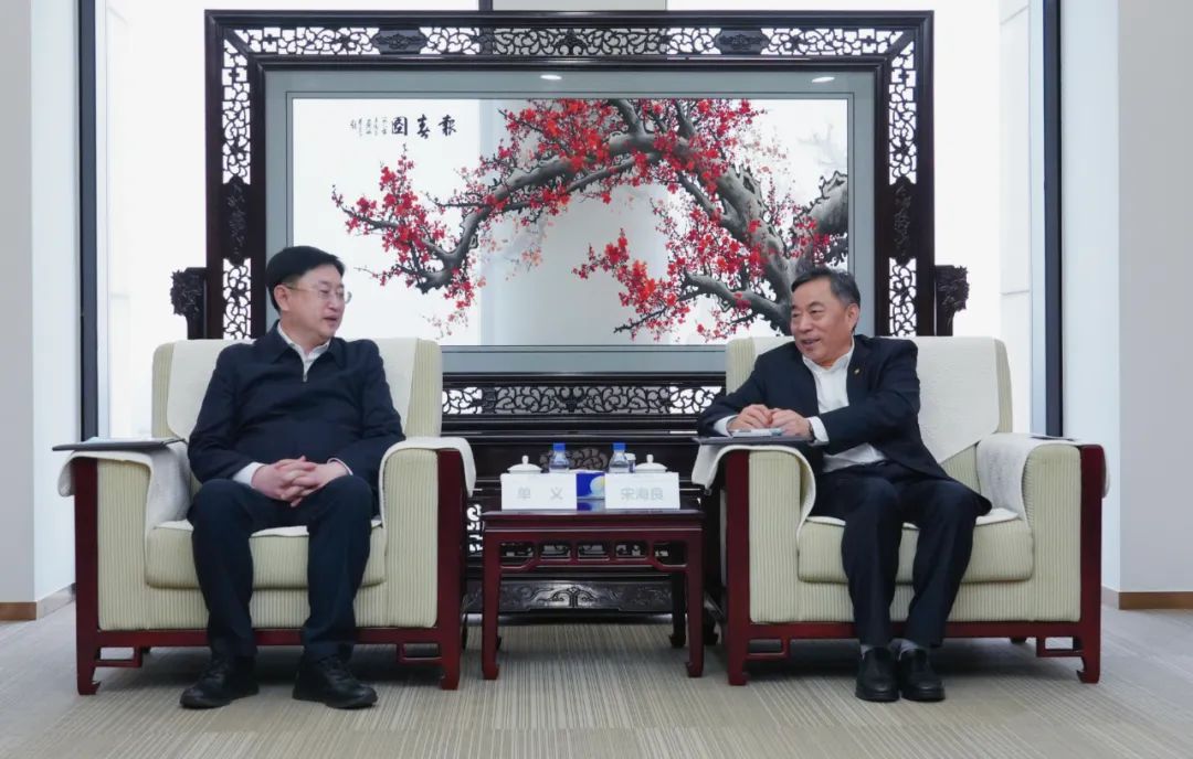中國(guó)能建黨委書記、董事長(zhǎng)宋海良與遼寧朝陽(yáng)市委書記單義、市長(zhǎng)老顏武會(huì)談