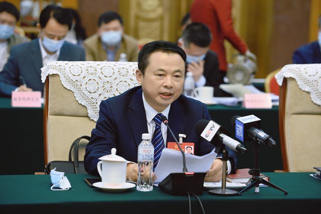 【兩會好聲音】全國人大代表、天能控股董事長張?zhí)烊危和苿印犊稍偕茉捶ā沸抻?，保障國家能源安? /></a></div>
				<div   id=