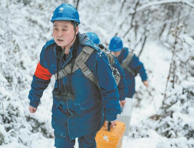 【國(guó)網(wǎng)楷?！恐芗t亮：巡行秦嶺深處 守護(hù)線路安全