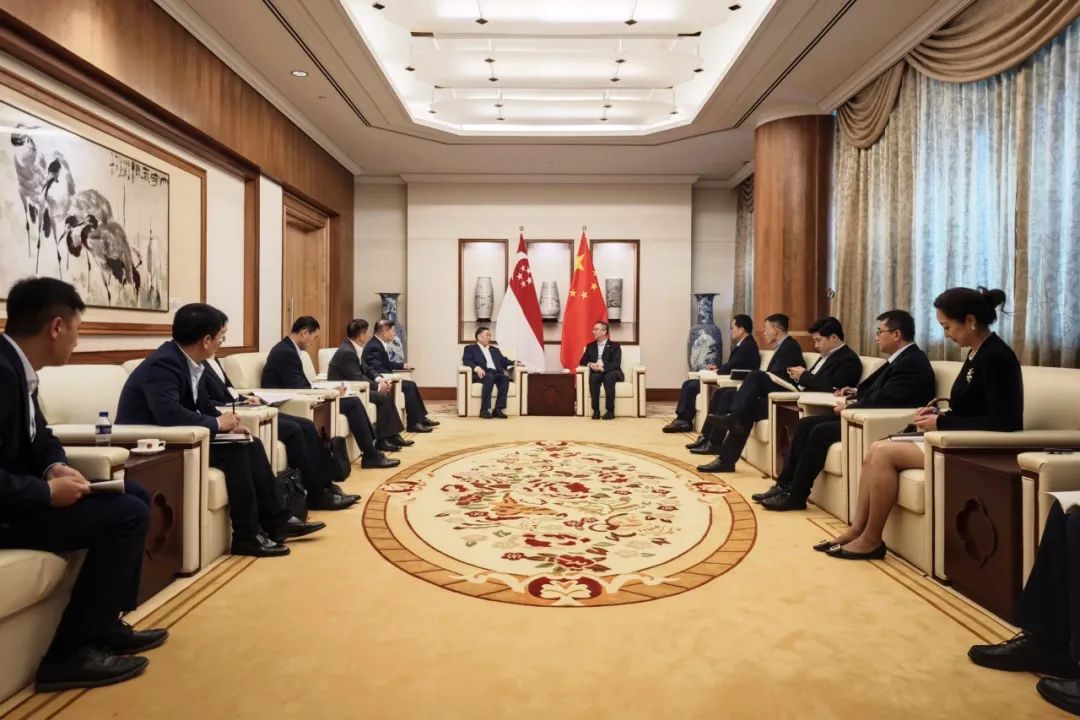 中國能建黨委書記、董事長(zhǎng)宋海良與中國駐新加坡大使館臨時(shí)代辦朱憬會(huì)談