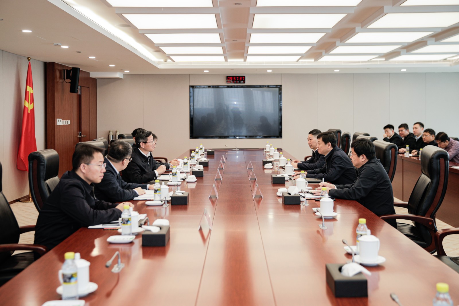 國(guó)家能源集團(tuán)總經(jīng)理、黨組副書記余兵會(huì)見衡水市委副書記、市長(zhǎng)董曉航
