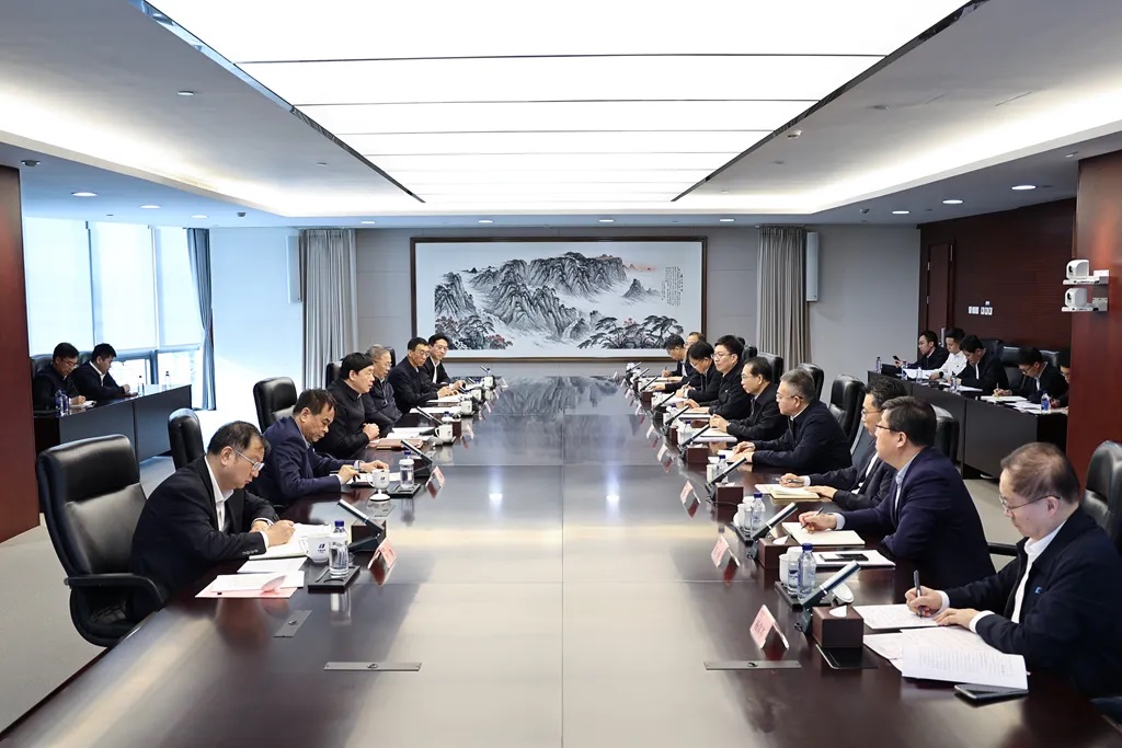 華電集團(tuán)董事長(zhǎng)江毅、總經(jīng)理葉向東與國(guó)家電網(wǎng)董事長(zhǎng)、黨組書(shū)記張智剛會(huì)談