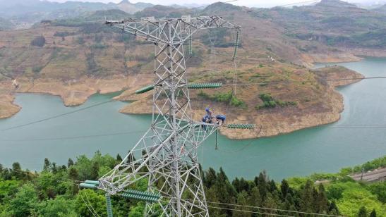 貴州興義供電局高空之上，用責任守護安全送去光明