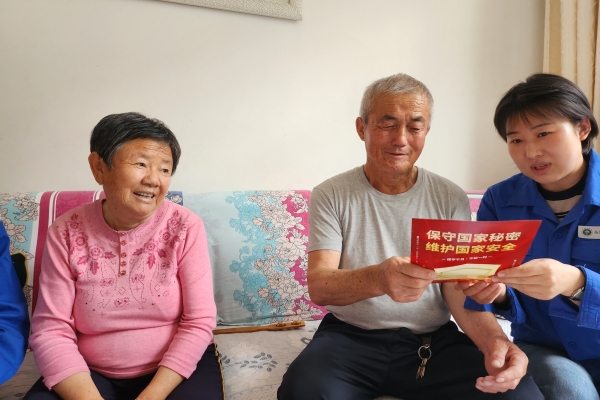 內蒙古電力公司烏海千里山供電公司黨支部、工會、團支部（青工委）開展“蒙電愛心光明行”保密宣傳活動