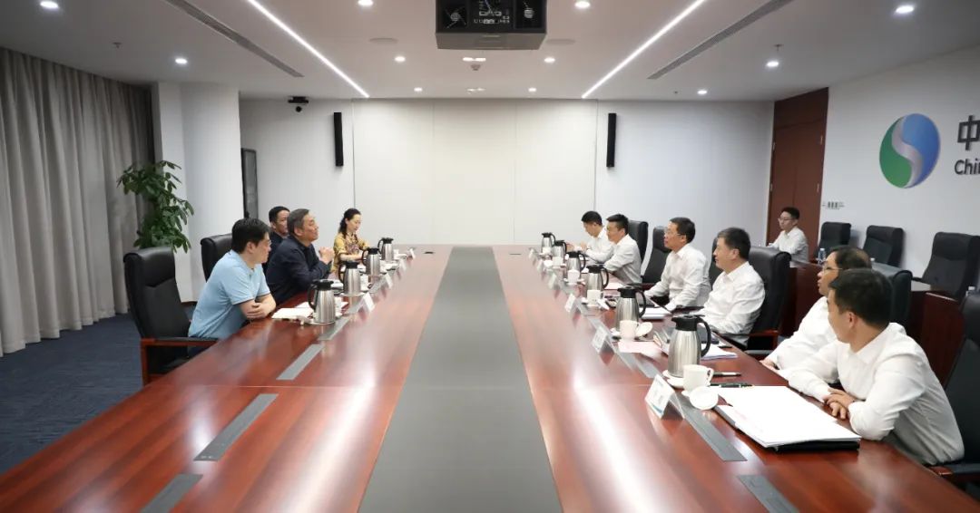 中國(guó)電氣裝備李洪鳳董事長(zhǎng)、周群總經(jīng)理會(huì)見(jiàn)上海市經(jīng)信委副主任戎之勤