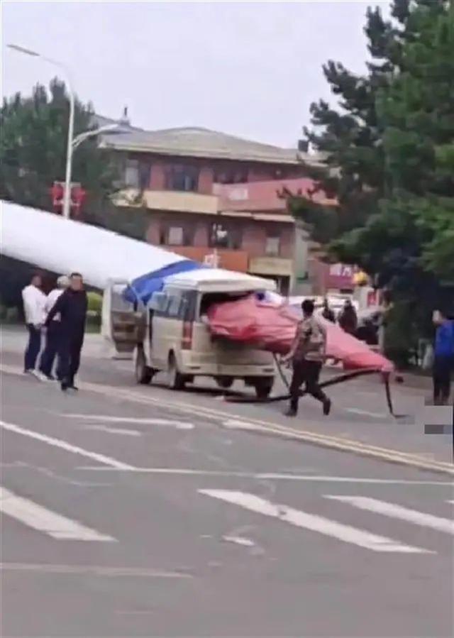 黑龍江一面包車被風(fēng)電機(jī)葉片刺穿，知情人：車上載有7人