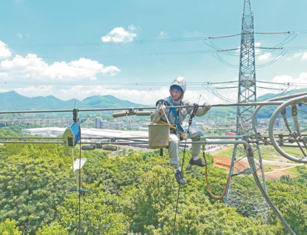 福建福州供電公司“無(wú)人機(jī)+小飛人”帶電檢修