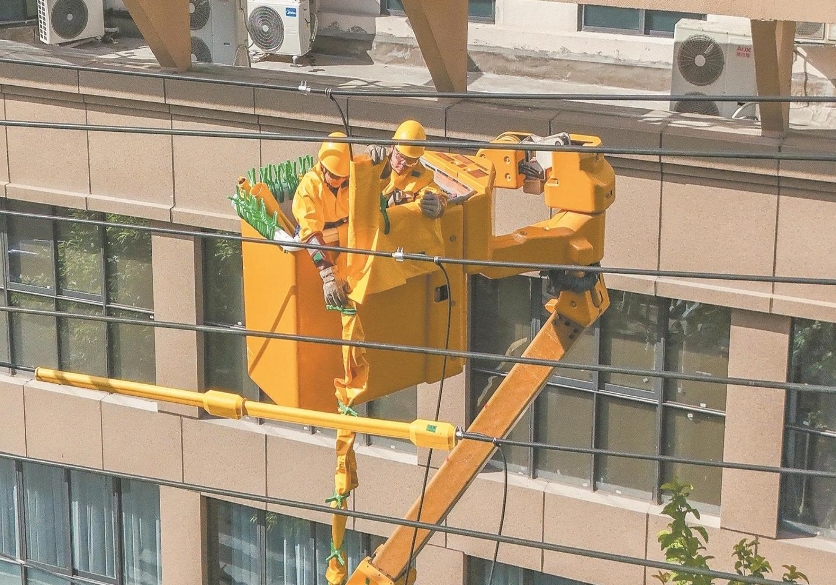 四川南充供電公司帶電作業(yè)配合有序，高效消除線路隱患