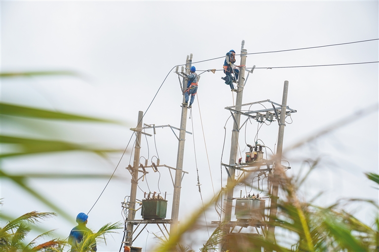 保亭、三亞等多個(gè)市縣供電隊(duì)伍全力支援文昌搶修復(fù)電