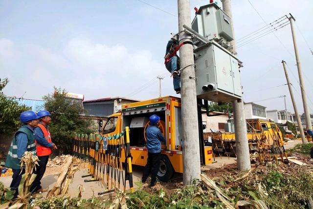 國網臺兒莊供電公司更換高耗能變壓器加快建設綠色電網