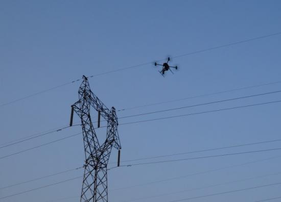 實現(xiàn)電力智能巡檢、帶電水沖洗、架空輸電線路無人機巡檢