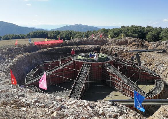 水電七局涼山州會東雪山風電場首臺風機基礎澆筑完成